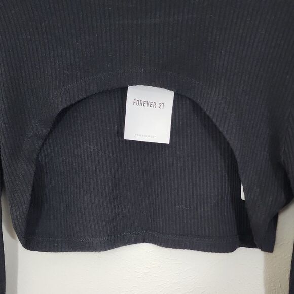 Forever 21 Trendy Black Long Sleeve Crop Top With Cutout In Front Sz M NWT - Picture 2 of 9